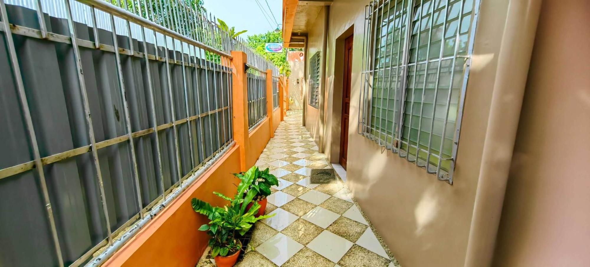 Las Residencias Bed And Breakfast Puerto Princesa Екстериор снимка